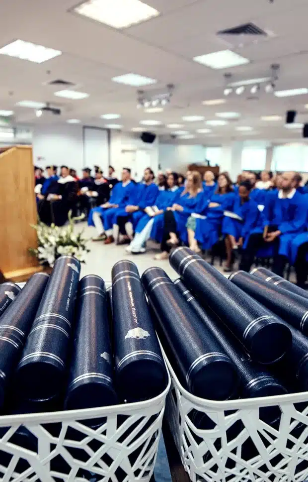 טקס סיום במכללה למקרא